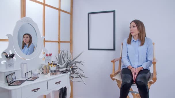 Une Cliente Est Assise Sur Chaise Dans Studio Maquillage Nous — Video