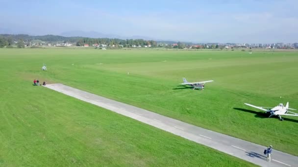 自然の真ん中にある小さな滑走路 ここが飛行機が離陸する場所です その風景は美しく見える 航空写真 — ストック動画