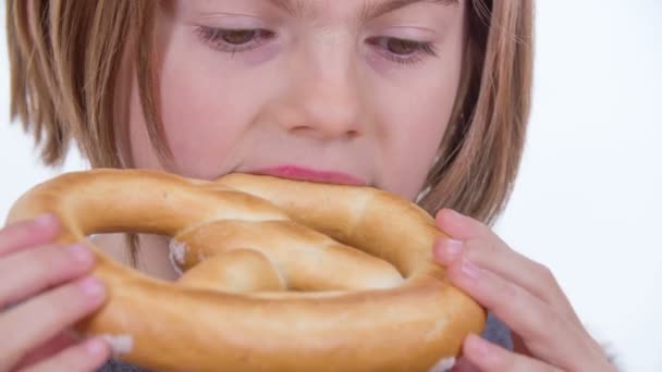 一个小女孩正在咬着一个大的薄饼 — 图库视频影像