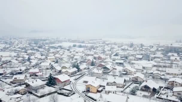 雪が降っていて 自然や通りは白く 雪に覆われています 家の屋根も全部白い 航空写真 — ストック動画