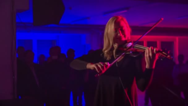 Zalec Slowenien Dezember 2017 Spielt Ein Musiker Gerne Geige Vor — Stockvideo