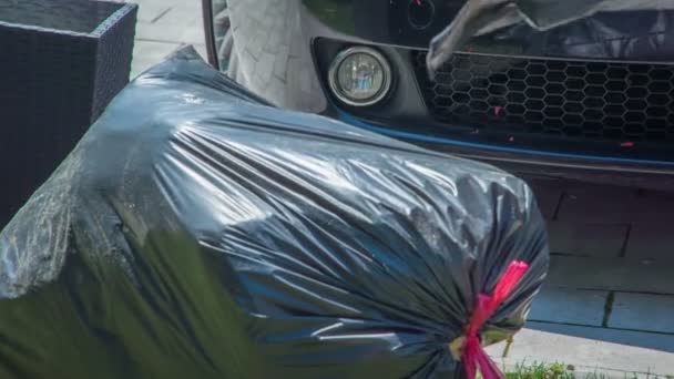 Uomo Sta Trasportando Sacchetto Plastica Nero Mette Giù Oltre Altro — Video Stock