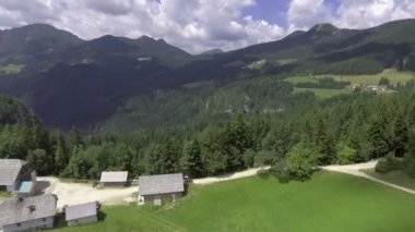 Muhteşem yeşil doğayı gözlemliyorum. Dağlar inanılmaz ve tepenin üstünde büyük bir çiftlik görüyoruz..