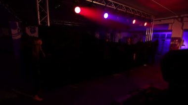 Zalec, Slovenya - 1. Aralık 2017 Işıklar yanar ve dansçılar sahneye çıkar ve dans rutinlerini sergilemeye başlarlar..