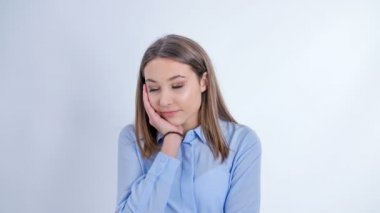 Bu model biraz utangaç ve sıkılmış gibi görünüyor. O da yere bakar.