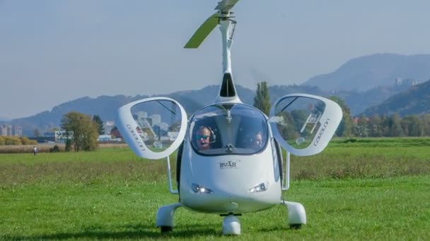 Двери Вертолета Открыты Автомобиль Начинает Двигаться Траве Внутри Два Человека — стоковое видео