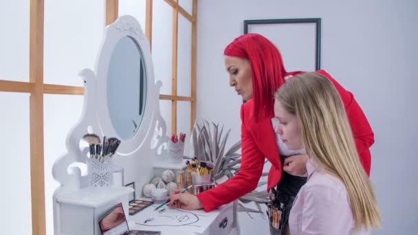 Una Maquilladora Muestra Cliente Cómo Dibujará Sus Cejas Ella Muestra — Vídeos de Stock