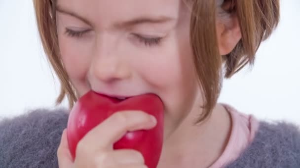 一个小学生在咬一个大红辣椒 — 图库视频影像