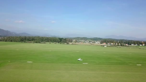 Ein Kleines Flugzeug Fährt Mit Voller Geschwindigkeit Auf Einem Grünen — Stockvideo