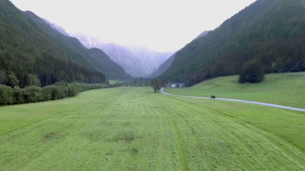 Gräset Dalen Skärs Och Traktorn Kör Landsväg Någonstans Bakgrunden Det — Stockvideo