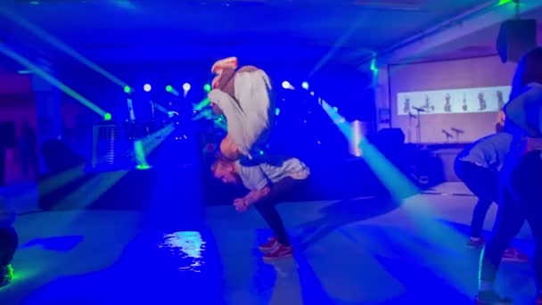 Zalec Eslovénia Dezembro 2017 Jovem Freestyles Durante Sua Performance Com — Vídeo de Stock