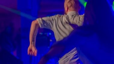 Zalec, Slovenya - 1. Aralık 2017 Dansçılar dans performansları sırasında dans ve müziğin tadını çıkarıyorlar.