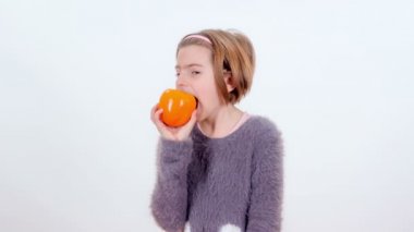 Genç bir kız bir hurma içine ısırma ve o bu konuda çok heyecanlı değil.