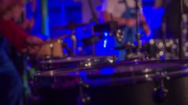 Zalec, Slovenya - 1. Aralık 2017 Etkinlikte birkaç kişi metal atık variller üzerinde oynuyor ve odada harika bir atmosfer yaratıyor.