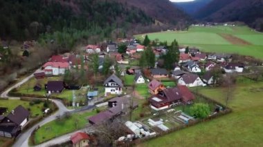 Alpler'de küçük bir köy var. Yağmur bir gece önce yağıyordu ve sonbahar zamanı..