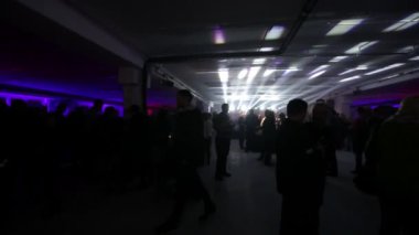 Zalec, Slovenya - 1. Aralık 2017 Kulüpte çok sayıda insan var. Her şey karanlık ve gösterinin başlamasını bekliyorlar..