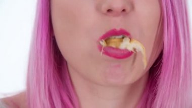 Genç bir kadın büyük bir lokma ekmek alıyor..