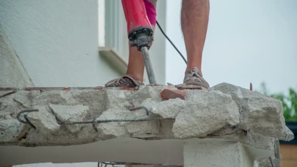 Ciseau Jackhammer Pénètre Lentement Dans Construction Épaisse Béton Acier — Video