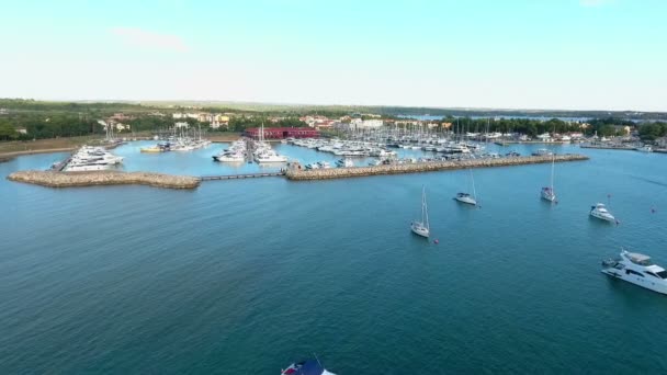 Trevlig Marina Full Båtar Och Fartyg — Stockvideo