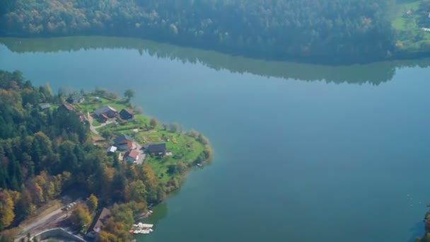 Avião Está Voando Sobre Grande Lago Paisagem Fascinante Cores Das — Vídeo de Stock