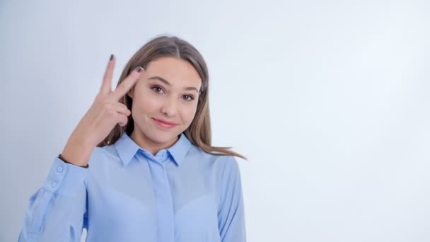 Młoda Modelka Pokazuje Znak Potem Podnosi Kciuki Uśmiecha Się Kamery — Wideo stockowe