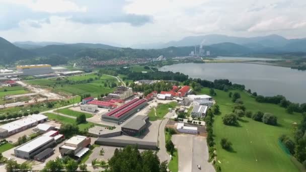 スロベニアの都市Velenjeは異なる領域を持つ人工湖の近くに位置しています — ストック動画