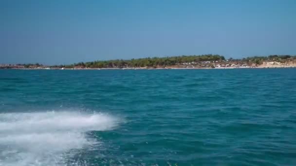 Observando Las Olas Cuando Una Lancha Está Navegando Mar — Vídeos de Stock