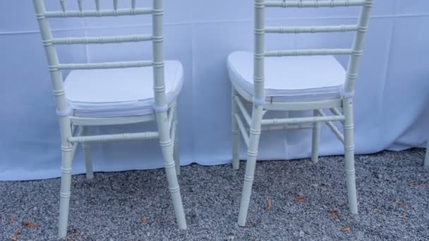 Chaises blanches belles et rénovées situées sur le sable 