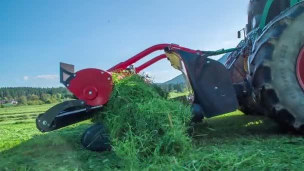 Een Prachtig Groen Gras Vliegt Rond Wanneer Boeren Het Met — Stockvideo