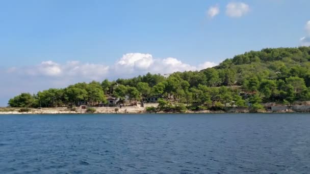 Jemand Beobachtet Eine Insel Vom Segelboot Aus Der Tag Hellt — Stockvideo