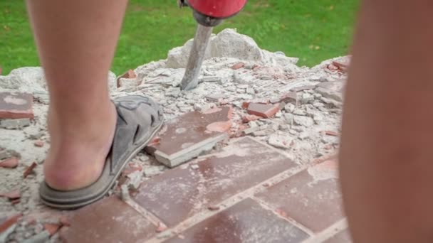 Man Draagt Ongepaste Schoenen Vernielen Betonnen Constructie Met Beton Sloop — Stockvideo