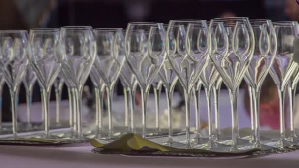 Gümüş Tepsilerde Mükemmel Yerleştirilmiş Beyaz Şarap Kadehleri — Stok video