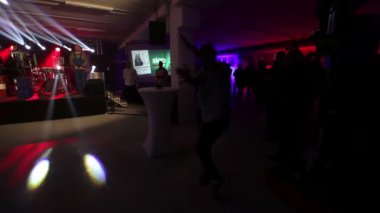 Zalec, Slovenya - 1. Aralık 2017 Müzisyenler sahnede ve dansçılar birlikte sahne alıyor. Bir ışık gösterisi de var.