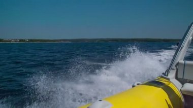 Sürat teknesi denizde çok hızlı gidiyor.