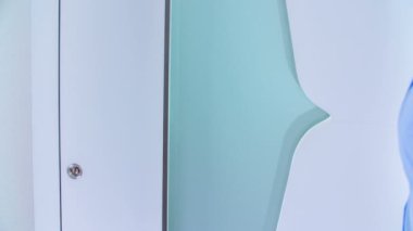 Mağazadaki modern kapının yakın çekim görüntüleri.