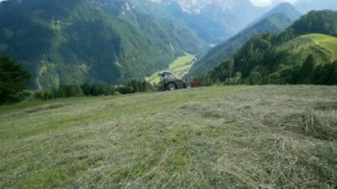 Bir traktör dik tepelerde hareket etmek ve saman hazırlamak için çok esnek olması gerekir. Arkadaki manzara muhteşem..