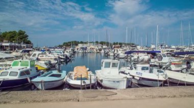 Marina gemi ve yatlarla dolu.