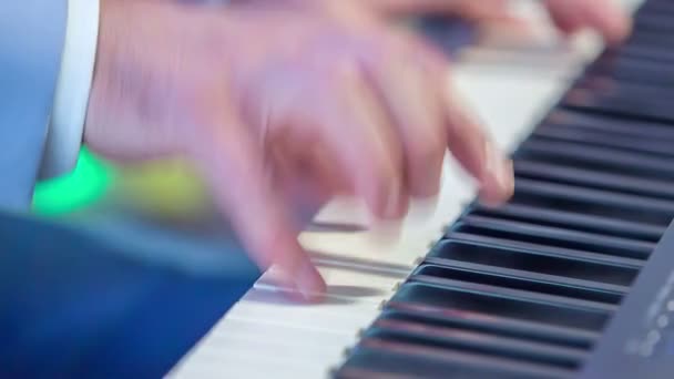 Zalec Slowenien Dezember 2017 Spielt Ein Musiker Auf Dem Klavier — Stockvideo