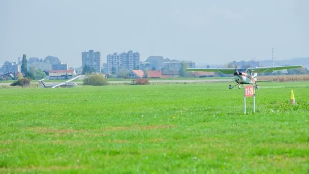 Een Klein Vliegtuig Rijdt Zeer Snel Een Gras Dat Het — Stockvideo