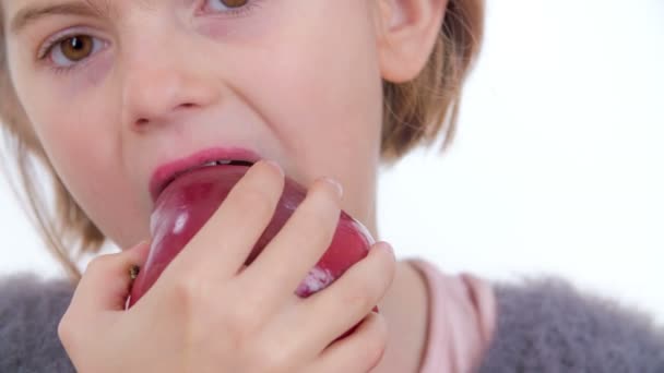 Una Joven Está Comiendo Una Pequeña Manzana Roja Orgánica — Vídeo de stock