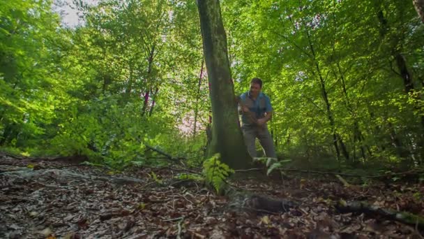 Forester Który Nie Nosi Ubrania Ochronne Przygotowuje Się Wycinania Mossy — Wideo stockowe