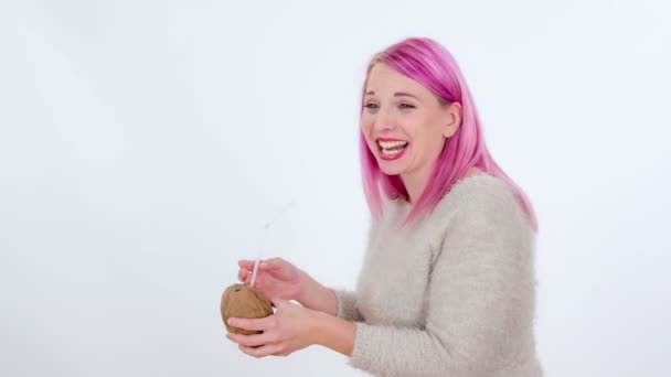 Filmato Bella Giovane Donna Con Capelli Rosa Mangiare Isolato Bianco — Video Stock