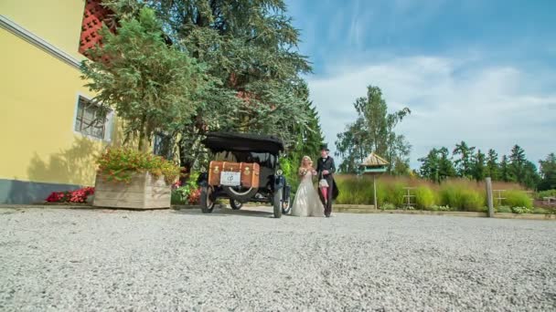 Jeune Couple Marche Main Dans Main Vers Voiture Époque Est — Video