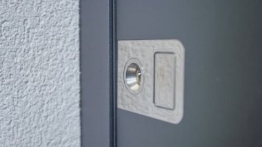 Dükkandaki lüks kapıyı test eden adamın yakın çekim görüntüleri.