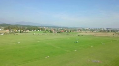 Yeşil alandaki küçük kırsal havalimanının hava görüntüleri
