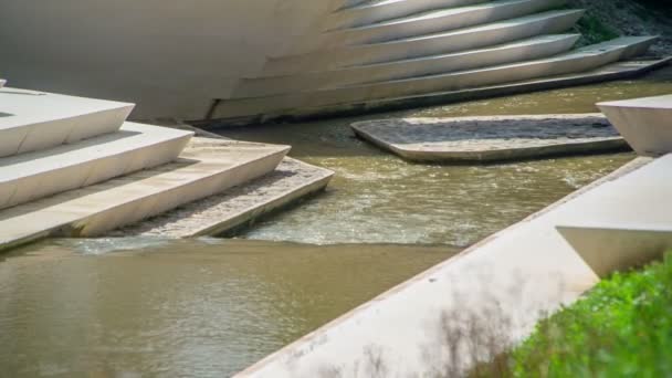 Schmutziger Bach Fließt Durch Das Künstliche Flussbett Mit Spezieller Und — Stockvideo