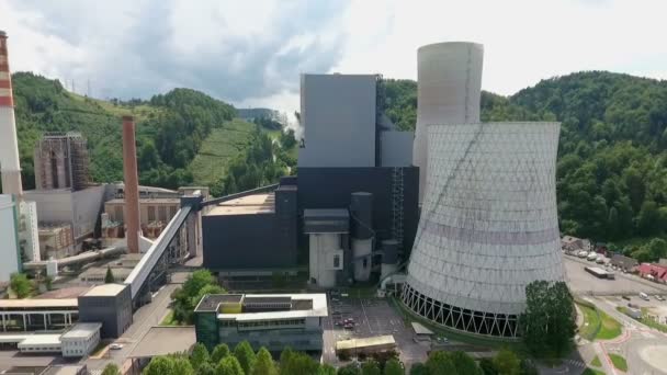 スロベニアのソスタニにある熱電発電所の建設では 電力が生産されます — ストック動画