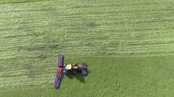 Tractor Está Tirando Una Gran Maquinaria Detrás Está Cortando Hierba — Vídeo de stock