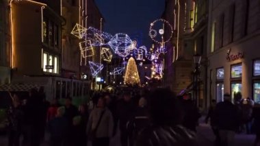 Slovenya 'nın güzel dekore edilmiş Ljubljana caddesinde yürürken insanlar eğleniyor.