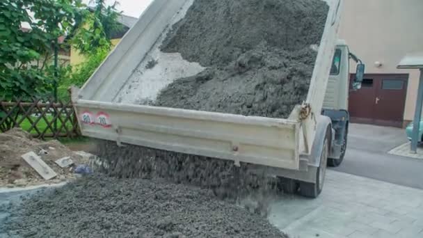 作業者が作業を開始できるように地面にコンクリートミキサーをダンプフラットベッドトラック — ストック動画